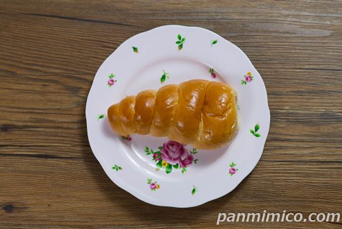 【YKベーキングカンパニー】巨峰ホイップコロネ上から撮った写真