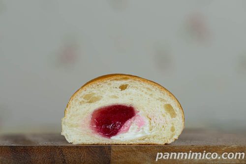 【YKベーキングカンパニー】巨峰ホイップコロネ断面の写真