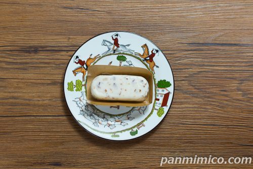 【ファミリーマート】ラ・ビスボッチャ 監修 ナッツとフルーツのカッサータ上から撮った写真