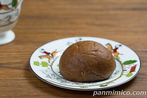 【ローソン】「クリームたっぷり！　ふわもち冷やしクリームパン　チョコホイップ(生チョコ入り)」斜めから撮った写真