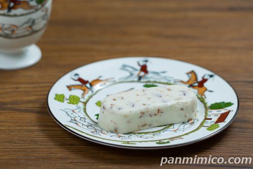 【ファミリーマート】ラ・ビスボッチャ 監修 ナッツとフルーツのカッサータ斜めから撮った写真