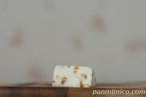 【ファミリーマート】ラ・ビスボッチャ 監修 ナッツとフルーツのカッサータ断面の写真