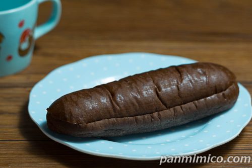 【ローソン】塩チョコクリームロール斜めから撮った写真