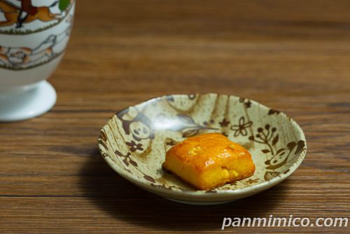 【ファミリーマート】生スコーン6個入(スイートポテト味)斜めから撮った写真