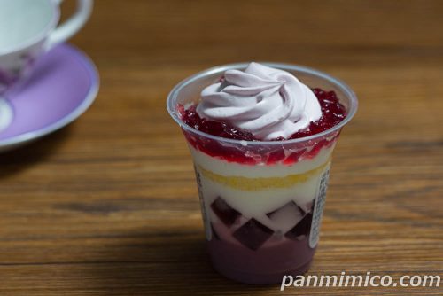 【ファミリーマート】「ぶどうのパフェ」斜めから撮った写真