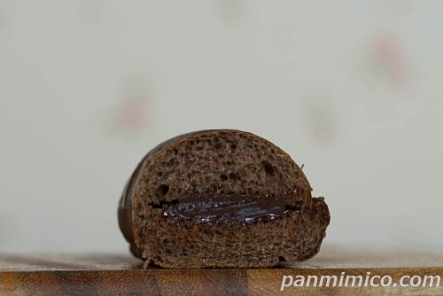 【ローソン】塩チョコクリームロール断面の写真