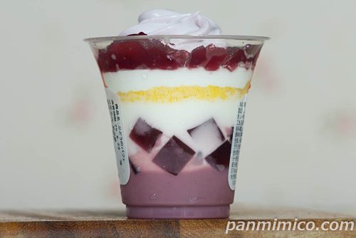 【ファミリーマート】「ぶどうのパフェ」断面の写真