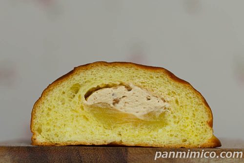 【ヤマザキ】ブールパン（マロンあん＆マロンホイップ）断面の写真