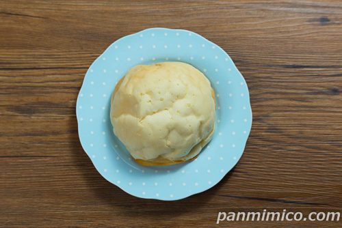 【ヤマザキ】特撰バターのブールパン（ホイップクリーム）上から撮った写真