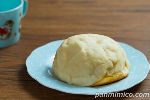 【ヤマザキ】特撰バターのブールパン（ホイップクリーム）斜めから撮った写真