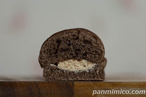 グッドスティック（チョコ風味のパン）チョコ風味ホイップ【ヤマザキ】断面の写真