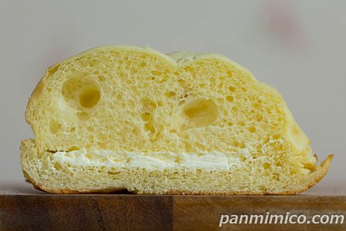 【ヤマザキ】特撰バターのブールパン（ホイップクリーム）断面の写真