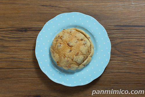 ファミマ「キャラメルバニラメロンパン」上から撮った写真