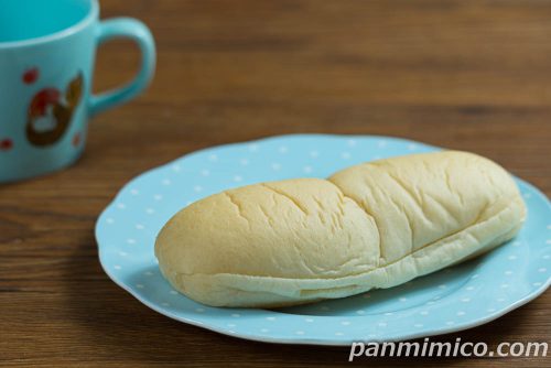 【ファミリーマート】白生コッペパン（レアチーズ＆レモンカスタード）斜めから撮った写真