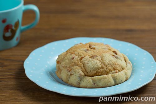 ファミマ「キャラメルバニラメロンパン」斜めから撮った写真