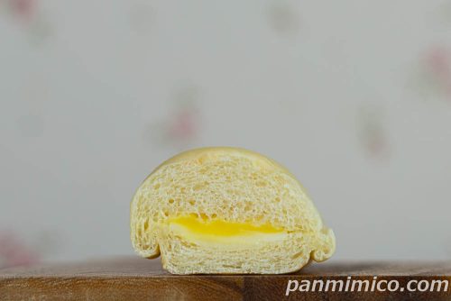 【ファミリーマート】白生コッペパン（レアチーズ＆レモンカスタード）断面の写真