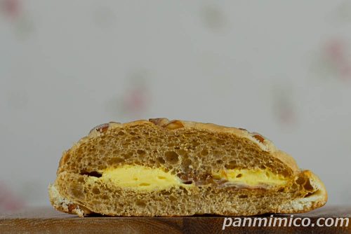 ファミマ「キャラメルバニラメロンパン」断面の写真