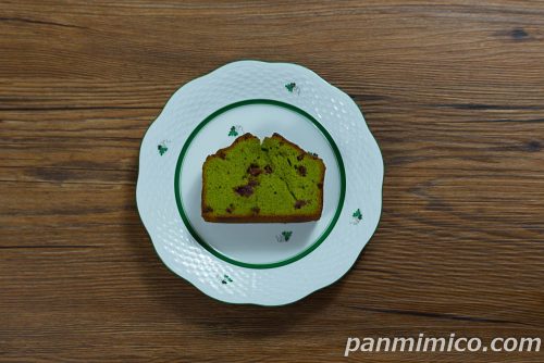 【ファミリーマート】安食雄二シェフ監修「ピスタチオといちごのパウンドケーキ」上から撮った写真