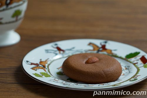 【ファミリーマート】安食雄二シェフ監修！「シナモン香るショコラクッキー」斜めから撮った写真