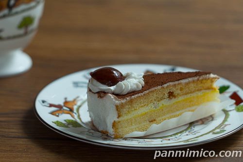 【ファミリーマート】の新作スイーツ「ごろっと栗のケーキ」斜めから撮った写真