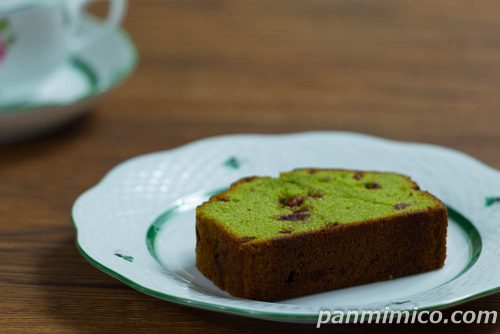 【ファミリーマート】安食雄二シェフ監修「ピスタチオといちごのパウンドケーキ」斜めから撮った写真