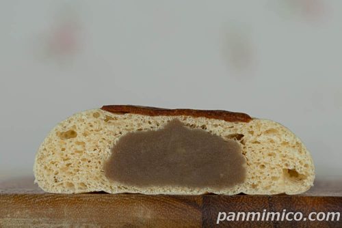 【ヤマザキ】くりまんじゅうのくりあんぱん断面の写真