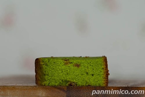 【ファミリーマート】安食雄二シェフ監修「ピスタチオといちごのパウンドケーキ」断面の写真