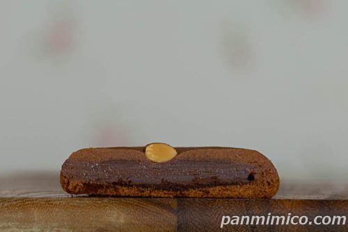 【ファミリーマート】安食雄二シェフ監修！「シナモン香るショコラクッキー」断面の写真