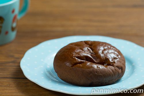 ヤマザキ新作「特濃チョコクリームパン」斜めから撮った写真