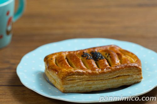 【ヤマザキ】濃みついもパイ（紅はるか）斜めから撮った写真