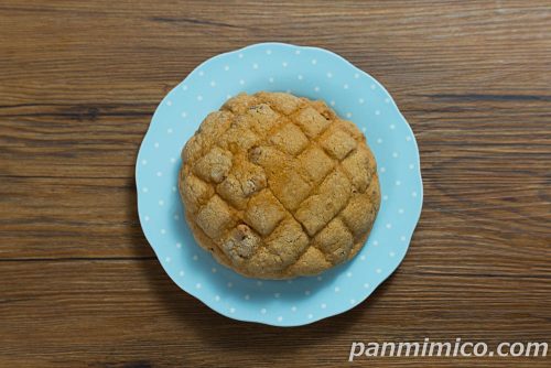 【ヤマザキ】大きなキャラメルメロンパン（ローストアーモンド入り）上から撮った写真