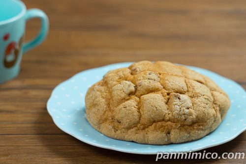 【ヤマザキ】大きなキャラメルメロンパン（ローストアーモンド入り）斜めから撮った写真