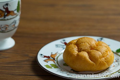 【ヤマザキ】おいものシュークリーム(紅あずま)斜めから撮った写真