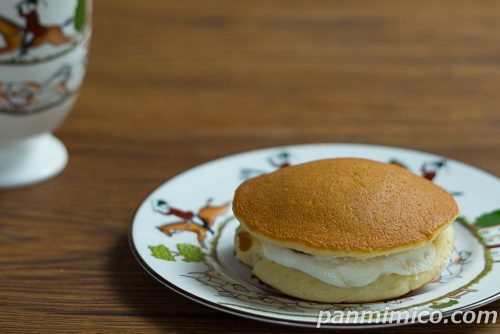 【ヤマザキ】月どら（つぶあんおはぎ＆ホイップ）斜めから撮った写真