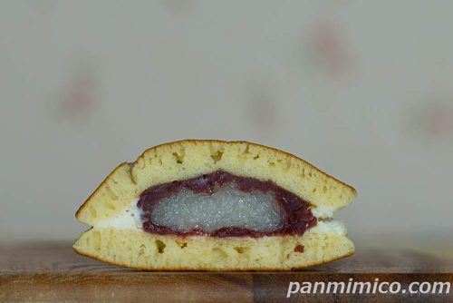 【ヤマザキ】月どら（つぶあんおはぎ＆ホイップ）断面の写真