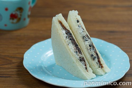 【ファミリーマート】スヌーピー　クッキー＆クリームサンド斜めから撮った写真