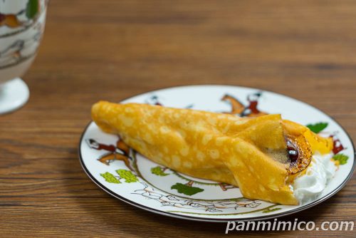 バナナカスタードブリュレクレープ【ファミリーマート】斜めから、撮った写真