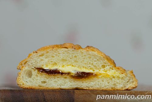 ローソン新作「メープルナッツメロンパン」断面の写真