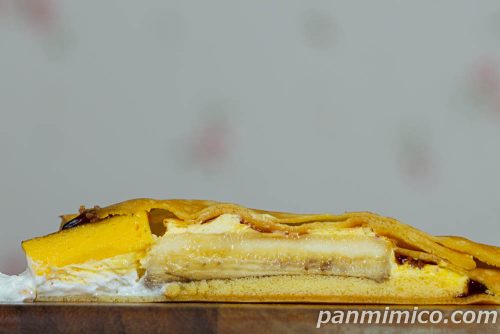 バナナカスタードブリュレクレープ【ファミリーマート】断面の写真