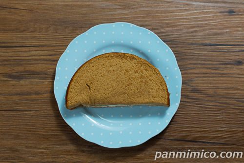 【セブン】新作「７プレミアム　大きなふわふわシフォンケーキ　コーヒー風味クリーム＆ホイップ」上から撮った写真