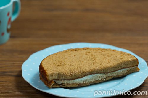 【セブン】新作「７プレミアム　大きなふわふわシフォンケーキ　コーヒー風味クリーム＆ホイップ」斜めから撮った写真