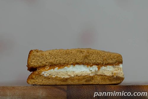 【セブン】新作「７プレミアム　大きなふわふわシフォンケーキ　コーヒー風味クリーム＆ホイップ」断面の写真