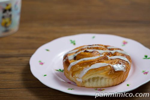 【第一パン】アップルレーズンシナモンロール斜めから撮った写真