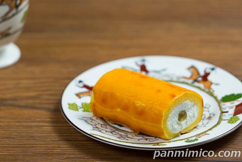 ファミリーマート「ロールケーキみたいなスイートポテト」斜めから撮った写真