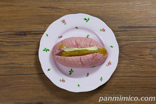 【ファミリーマート】生フランスパン（おいも＆マーガリン）上から撮った写真