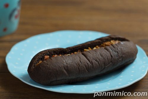 【ローソン】GODIVA　ナッツ＆ショコラロール斜めから撮った写真