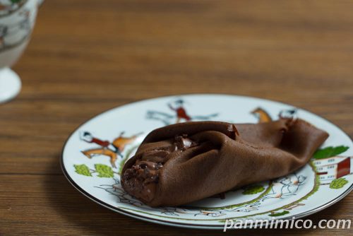 【ローソン】Uchi Café×GODIVA ショコラクレープ斜めから撮った写真