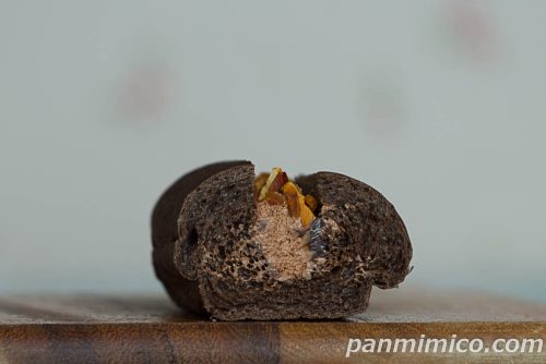 【ローソン】GODIVA　ナッツ＆ショコラロール断面の写真
