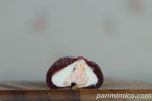 ファミリーマート「アサイーボウル大福」断面の写真