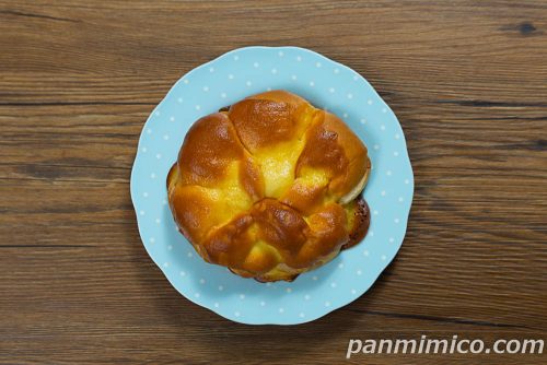 スイートホイップクリームパン【ヤマザキ】上から撮った写真